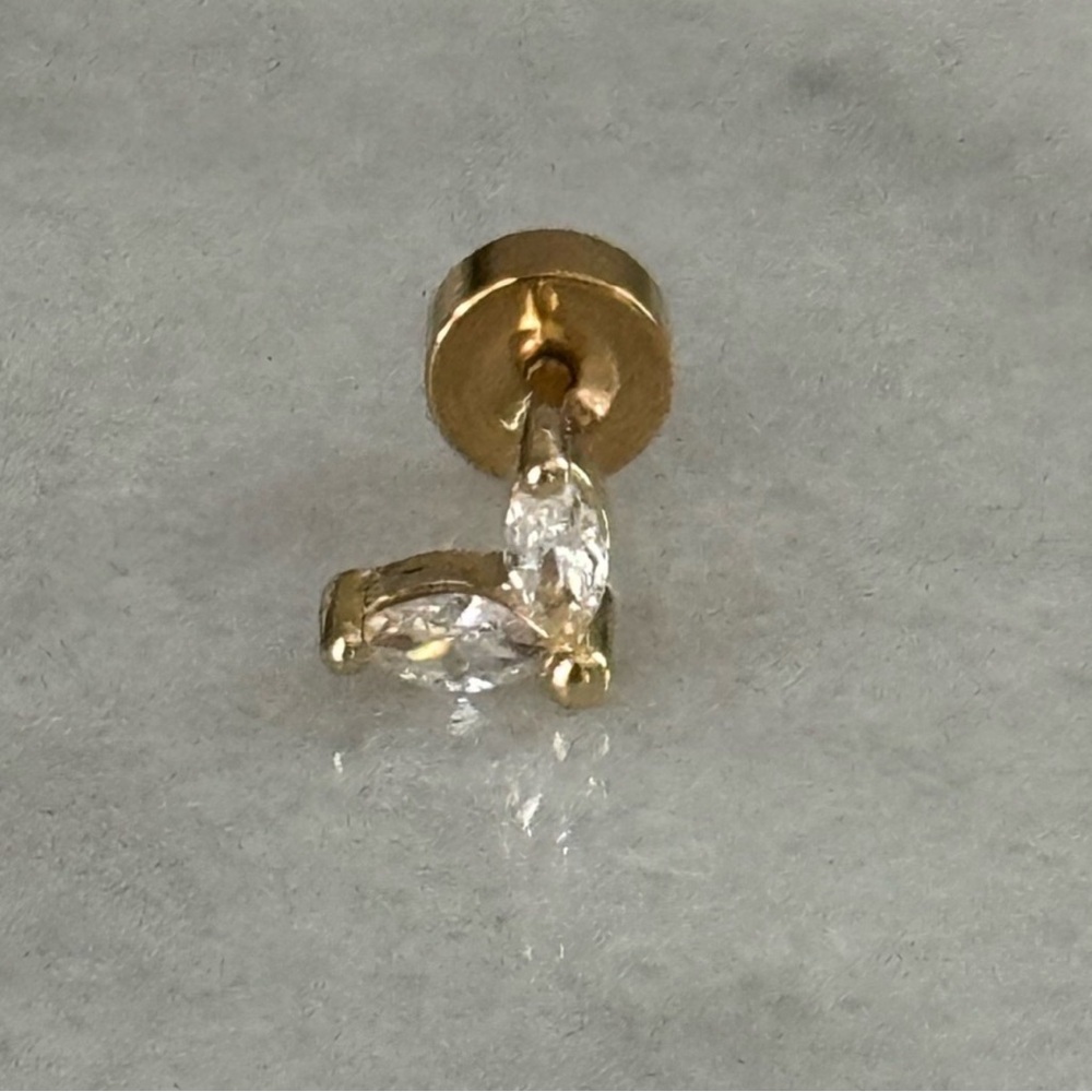 Gold Leaf Tear Drop Cartilage Earring 

Brand New - Picture 2 of 4